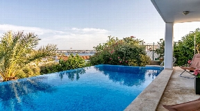 Magnifique villa avec piscine à Cala Llonga à Minorque avec vue sur le port de Mahon